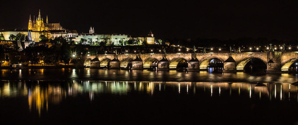 Charles_Bridge_at_night_-_Prague_01